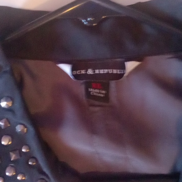 Sleeveless blouse - Picture 2 of 4